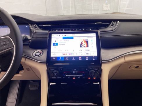 New 2025 Jeep Grand Cherokee Limited image 10