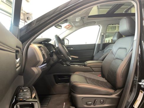 Used 2025 Nissan Pathfinder Platinum image 7