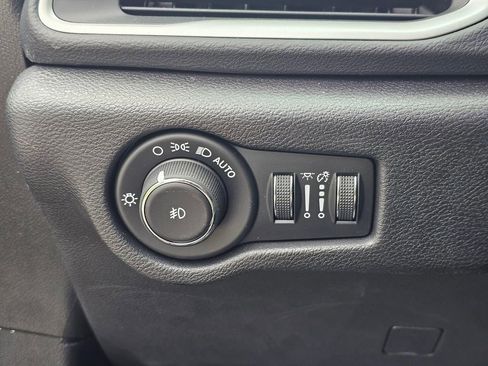Used 2020 Chrysler Pacifica Touring-L Plus w/ Advanced Safetytec Group FWD image 26
