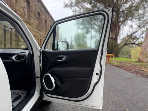 Used 2018 Jeep Renegade Latitude w/ UConnect 8.4 Nav Group image 30