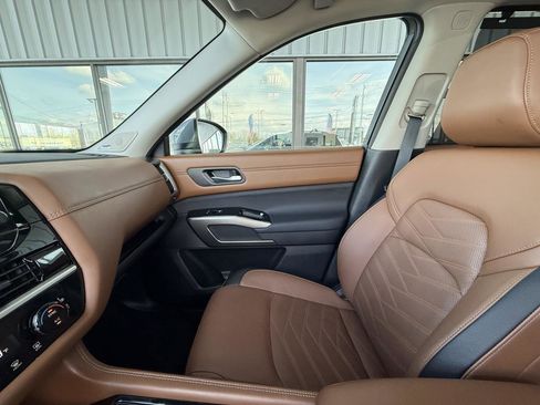 Used 2025 Nissan Pathfinder Platinum image 24