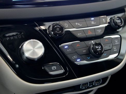 Used 2023 Chrysler Pacifica Touring-L FWD image 24