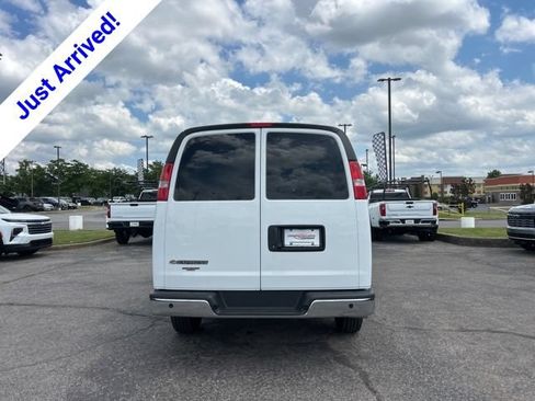 New 2025 Chevrolet Express 3500 Extended RWD image 4