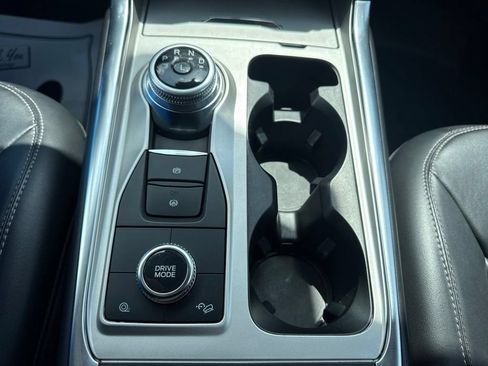Used 2022 Ford Explorer XLT w/ Equipment Group 202A AWD/4WD image 17