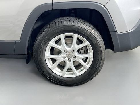 Used 2016 Jeep Cherokee Latitude w/ Cold Weather Group AWD/4WD image 33