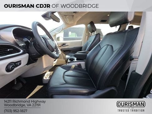 Used 2024 Chrysler Pacifica Touring-L FWD image 5