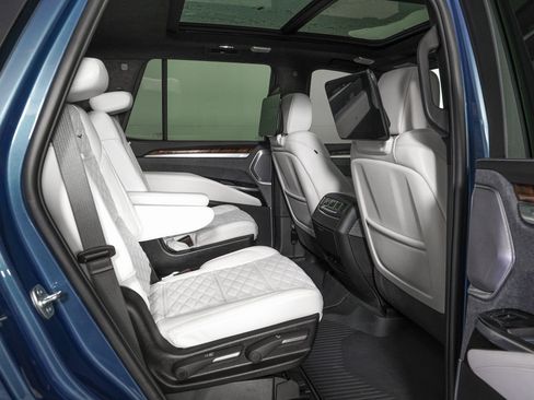 Used 2026 Cadillac Escalade Platinum Sport w/ LPO, ONYX Package image 11