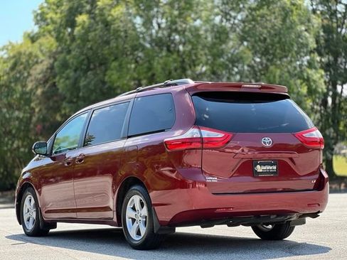 Used 2016 Toyota Sienna LE w/ Outdoor Package FWD image 7