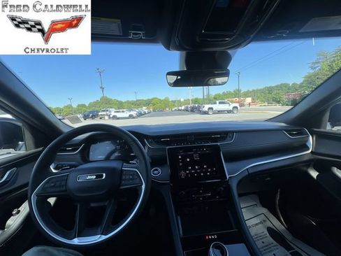 Used 2025 Jeep Grand Cherokee Altitude AWD/4WD image 10