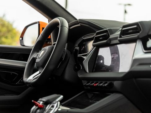 Used 2025 Lamborghini Urus SE image 43