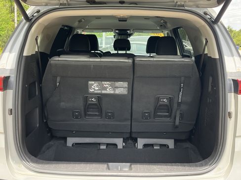 Used 2022 Kia Carnival EX FWD image 27