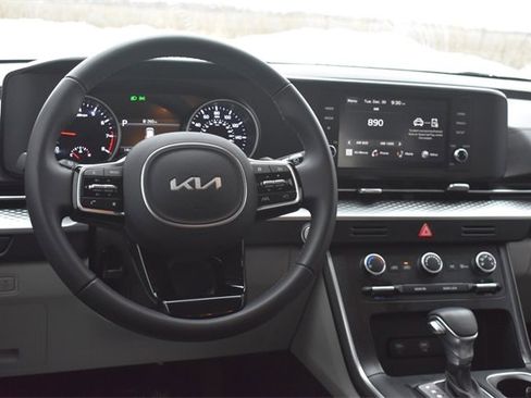 Used 2024 Kia Carnival LX image 18