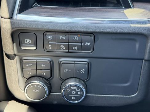 Used 2025 Chevrolet Suburban Z71 AWD/4WD image 12