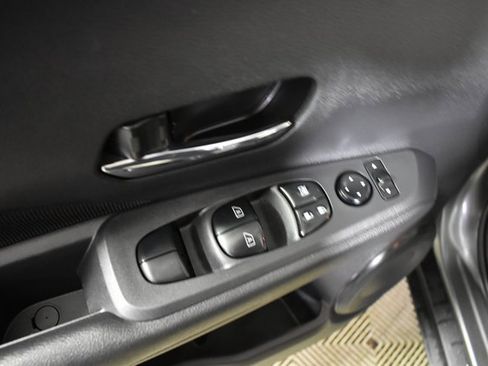 Certified 2022 Nissan Kicks SV image 5