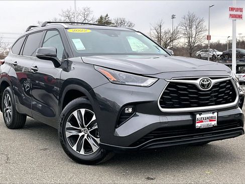 Used 2022 Toyota Highlander XLE image 2