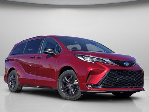 Used 2024 Toyota Sienna XSE w/ XSE Premium Package AWD/4WD image 2