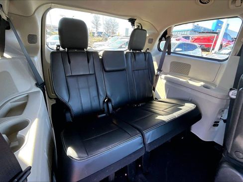 Used 2016 Chrysler Town & Country Touring image 19