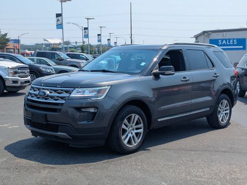 Used 2018 Ford Explorer XLT w/ Equipment Group 202A AWD/4WD image 9