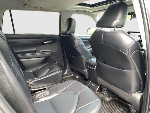 Used 2022 Toyota Highlander XLE AWD/4WD image 44