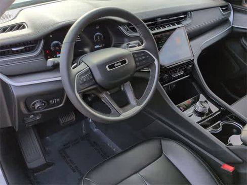 Used 2023 Jeep Grand Cherokee Limited image 10