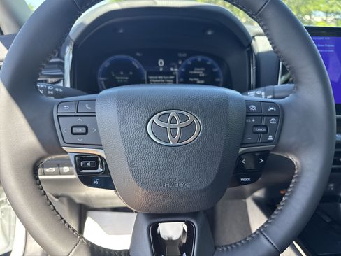 Used 2025 Toyota Camry XLE FWD image 17