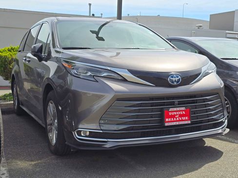 Used 2024 Toyota Sienna Platinum AWD/4WD image 3