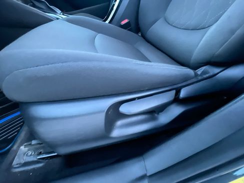 Used 2021 Toyota Corolla LE image 12