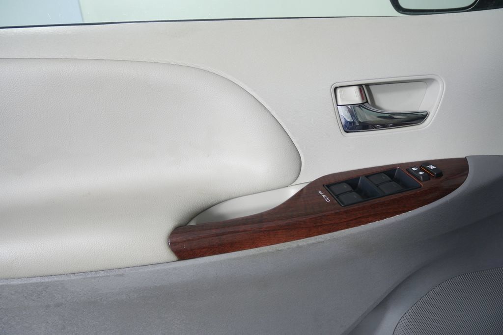Used 2013 Toyota Sienna XLE FWD image 9