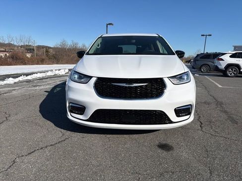 Used 2024 Chrysler Pacifica Touring-L image 3