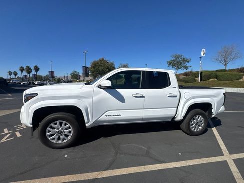 Used 2025 Toyota Tacoma SR5 AWD/4WD image 4