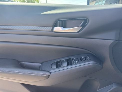 Used 2025 Nissan Altima 2.5 SV FWD image 11