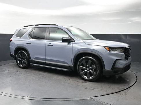 Used 2025 Honda Pilot Sport image 3