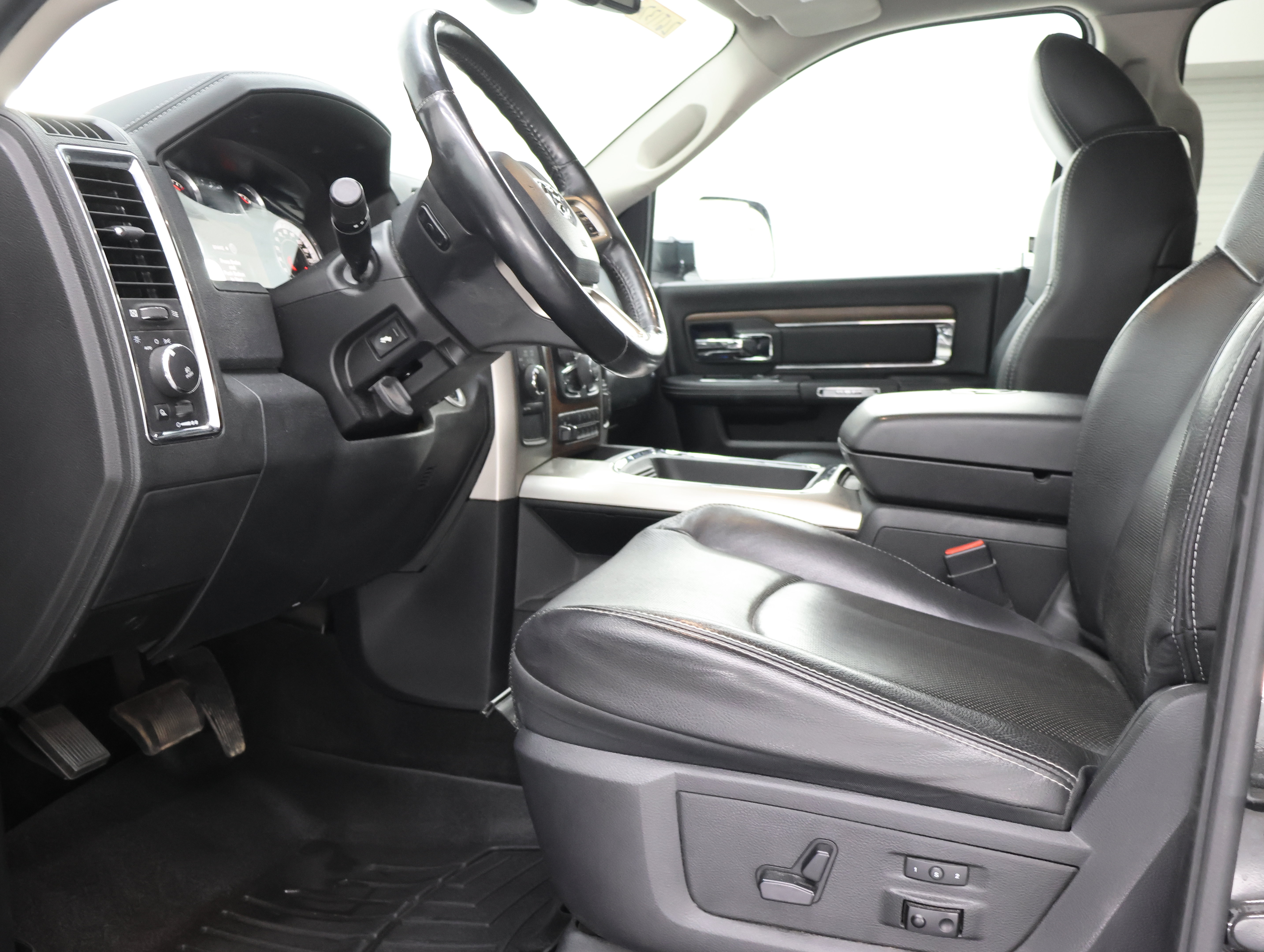 Used 2016 RAM 3500 Laramie AWD/4WD image 8