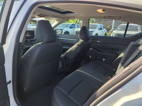 Used 2024 Nissan Altima 2.0 SR FWD image 18