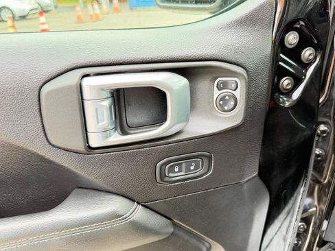 Used 2019 Jeep Wrangler Unlimited Sahara w/ Dual Top Group AWD/4WD image 18