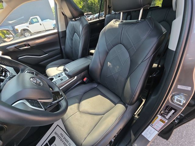 Used 2025 Toyota Highlander Platinum AWD/4WD image 12