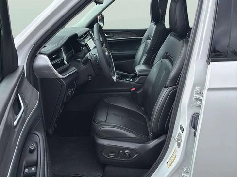 Used 2023 Jeep Grand Cherokee 4WD 4xe w/ Luxury Tech Group II image 11