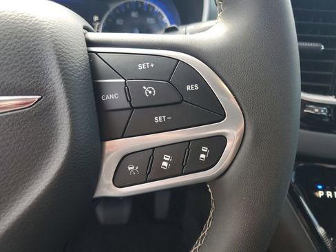 Used 2025 Chrysler Pacifica Select FWD image 18