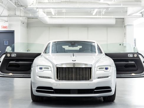 Used 2017 Rolls-Royce Dawn RWD image 19