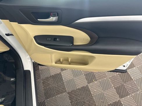 Used 2019 Toyota Highlander XLE AWD/4WD image 23