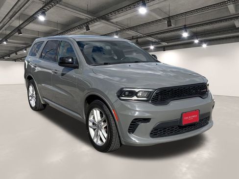 Used 2023 Dodge Durango GT image 2