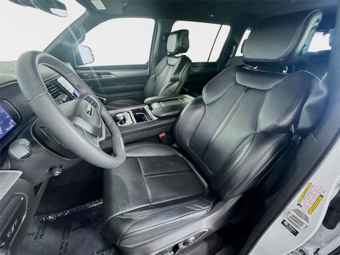 Used 2025 Jeep Wagoneer 2WD image 11