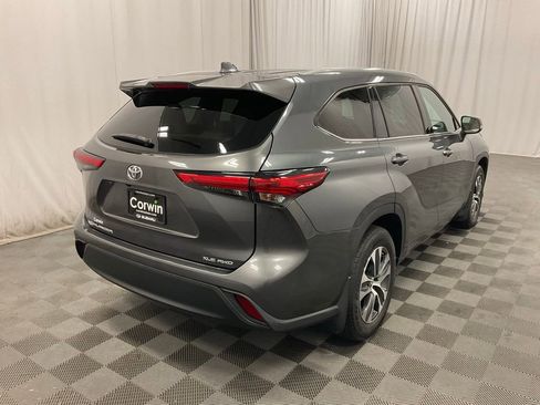 Used 2022 Toyota Highlander XLE image 3