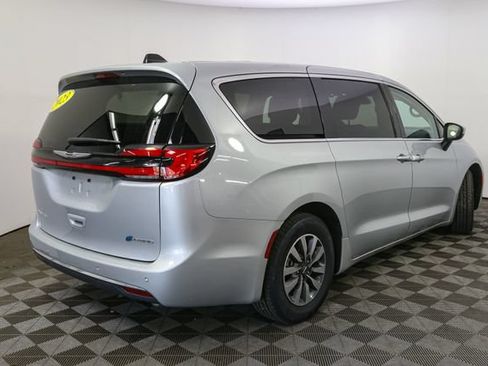 Used 2023 Chrysler Pacifica Touring-L FWD image 13
