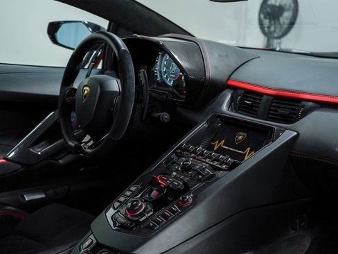 Used 2018 Lamborghini Aventador S image 30