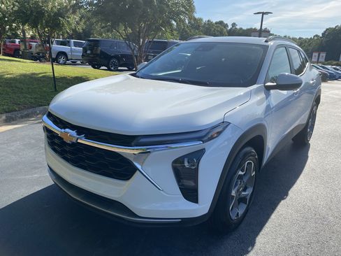 Used 2025 Chevrolet Trax LT w/ LT Convenience Package FWD image 1