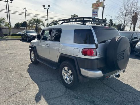 Used 2007 Toyota FJ Cruiser Sport Utility 2D image 5