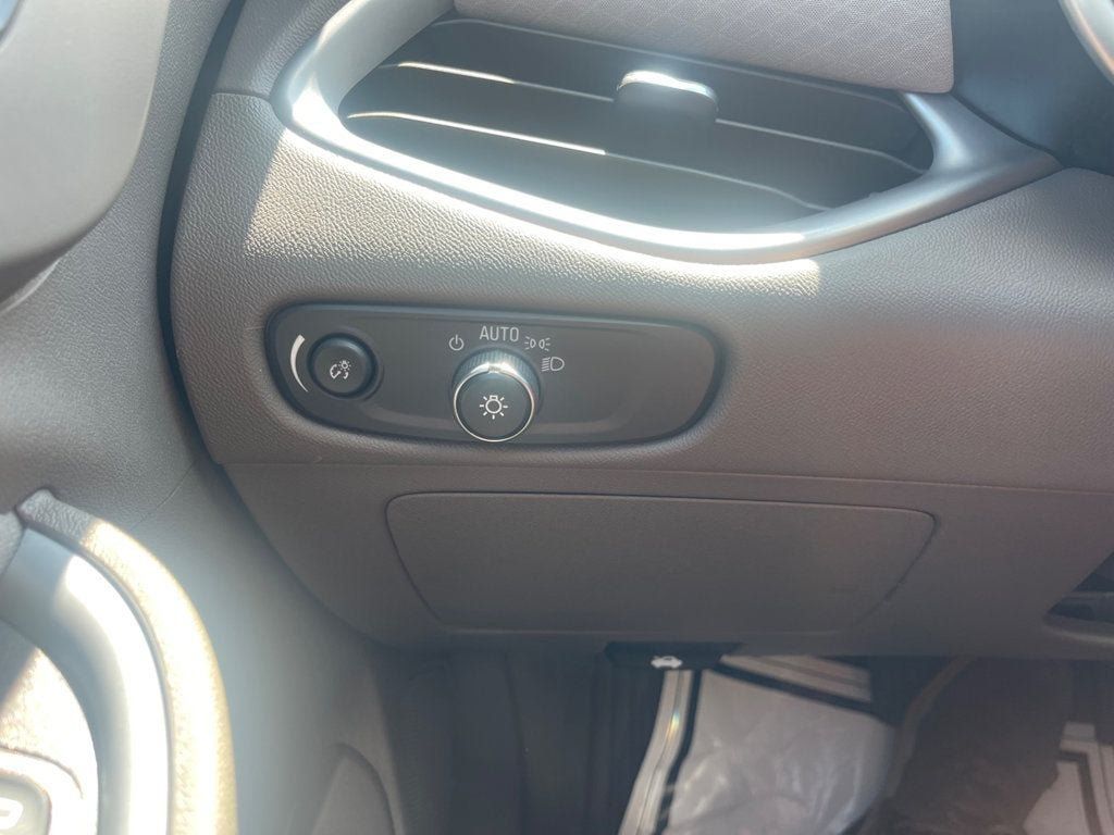 Used 2025 Chevrolet Malibu LT FWD image 16