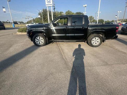 Used 2022 Nissan Frontier SV RWD image 2