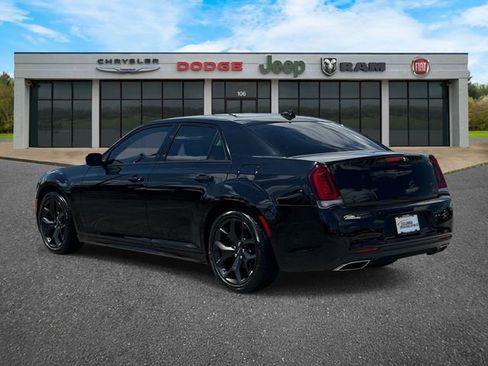 Used 2022 Chrysler 300 Touring L w/ Popular Equipment Group RWD image 6